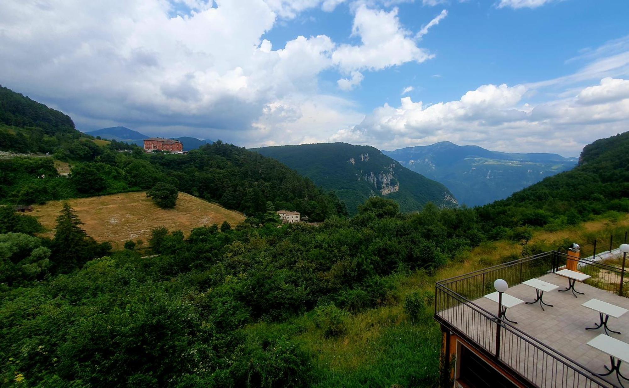 Hotel Serena Spiazzi Di Caprino Exterior photo