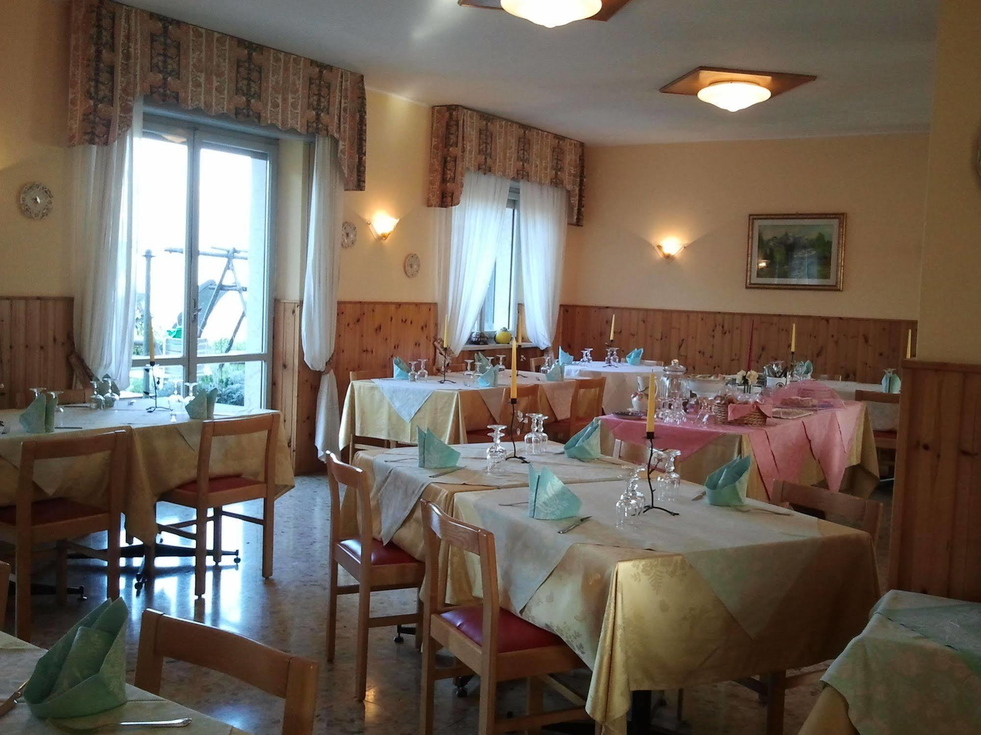 Hotel Serena Spiazzi Di Caprino Exterior photo